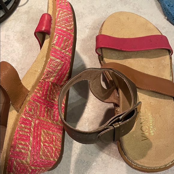 Vionic Patterned Wedges - Picture 9 of 11